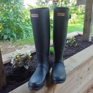 Hunter rain boots size 8 in excellent condition.